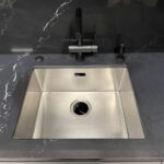 Столешницы из кварцевого агломерата для кухни изготовлено в правила камня