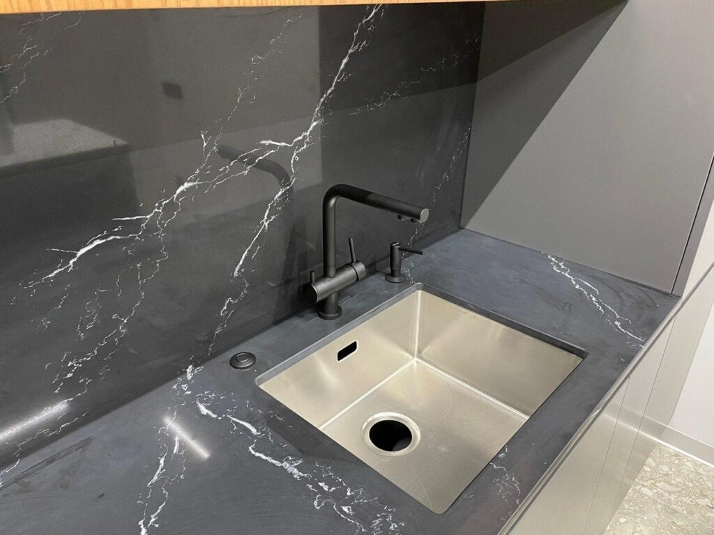 Столешницы из кварцевого агломерата для кухни изготовлено в правила камня