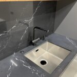 Столешницы из кварцевого агломерата для кухни изготовлено в правила камня