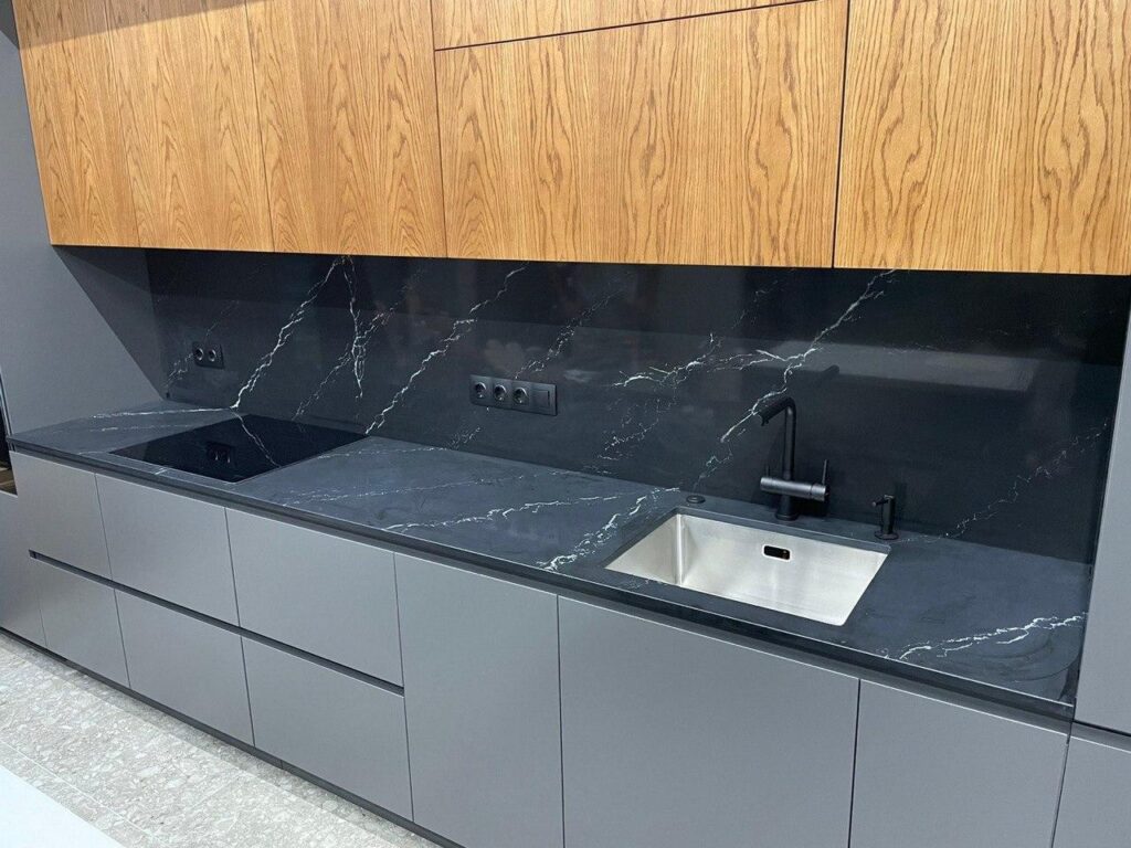 Столешницы из кварцевого агломерата для кухни изготовлено в правила камня