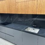 Столешницы из кварцевого агломерата для кухни изготовлено в правила камня
