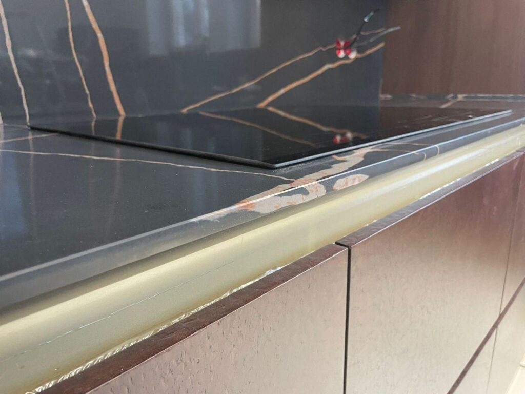 Столешницы из кварцевого агломерата и стеновые панели для кухни изготовлено в правила камня