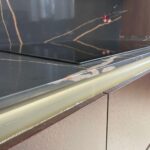 Столешницы из кварцевого агломерата и стеновые панели для кухни изготовлено в правила камня