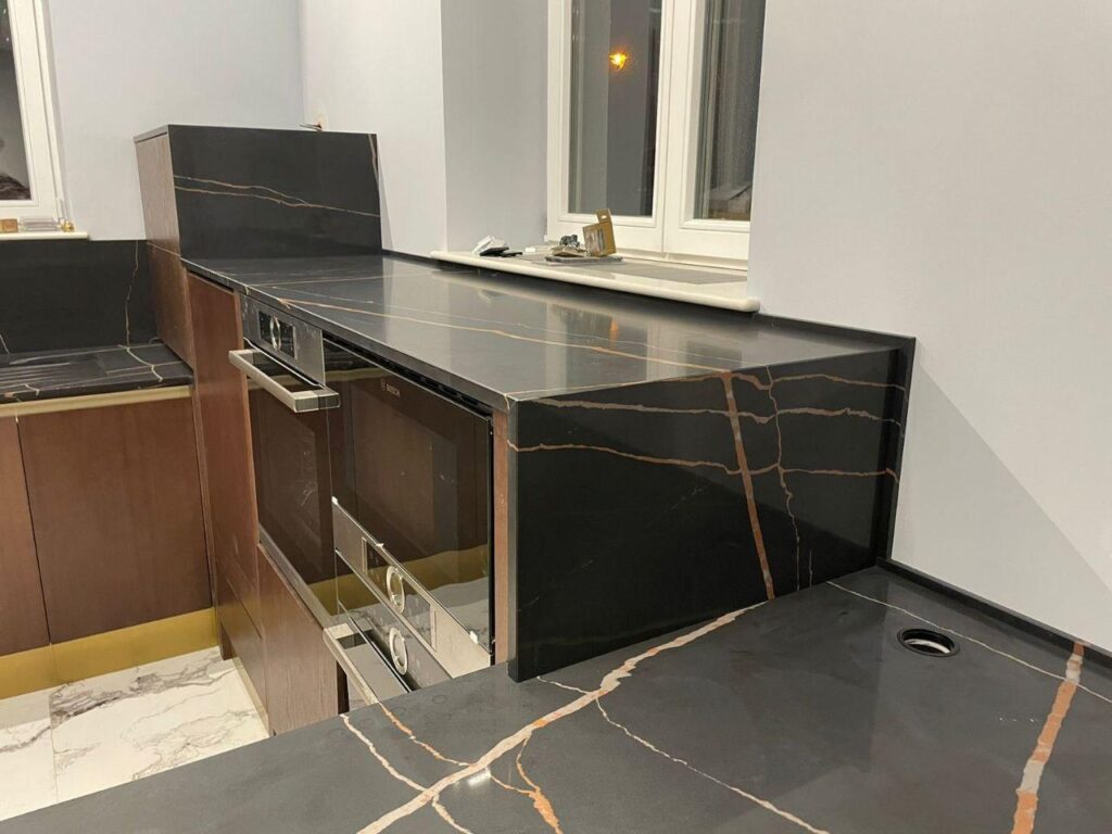 Столешницы из кварцевого агломерата и стеновые панели для кухни изготовлено в правила камня