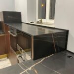 Столешницы из кварцевого агломерата и стеновые панели для кухни изготовлено в правила камня