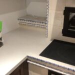 Столешница из кварцевого агломерата с полками для кухни изготовлено в правила камня