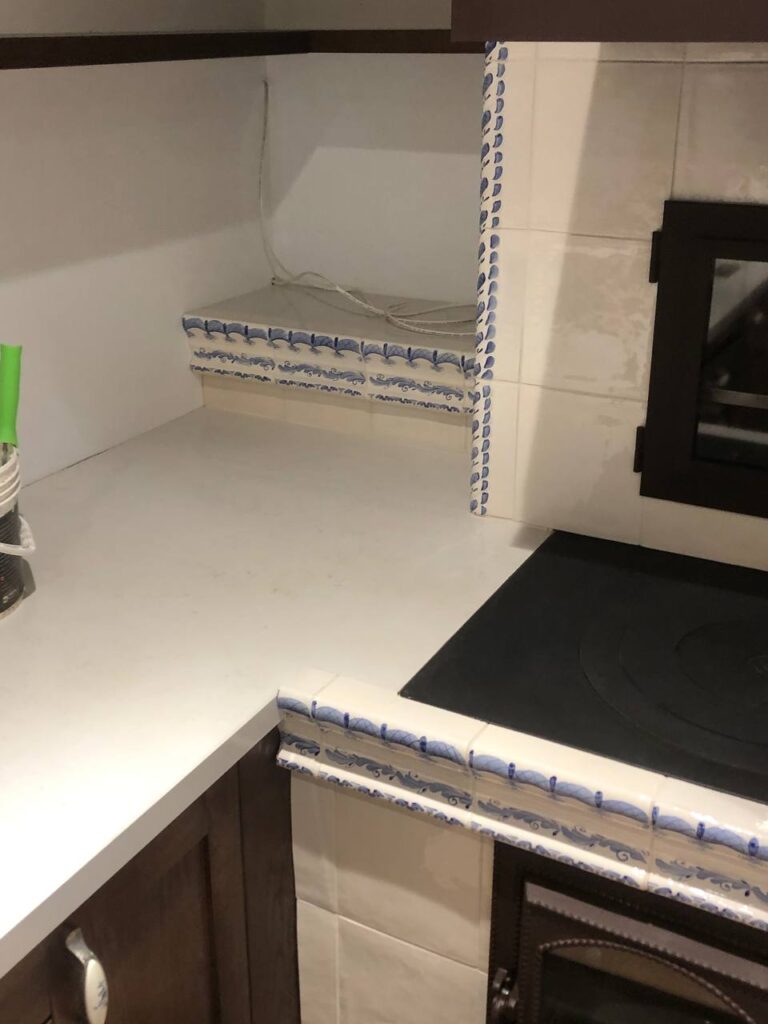 Столешница из кварцевого агломерата с полками для кухни изготовлено в правила камня