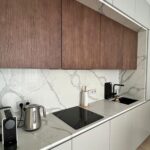 Столешница из кварцевого агломерата для кухни изготовлено в правила камня