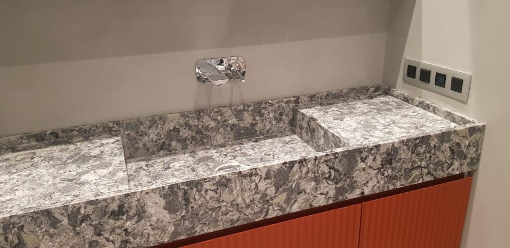 Столешница из кварцевого агломерата и раковина в ванную комнату изготовлено в правила камня