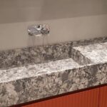 Столешница из кварцевого агломерата и раковина в ванную комнату изготовлено в правила камня