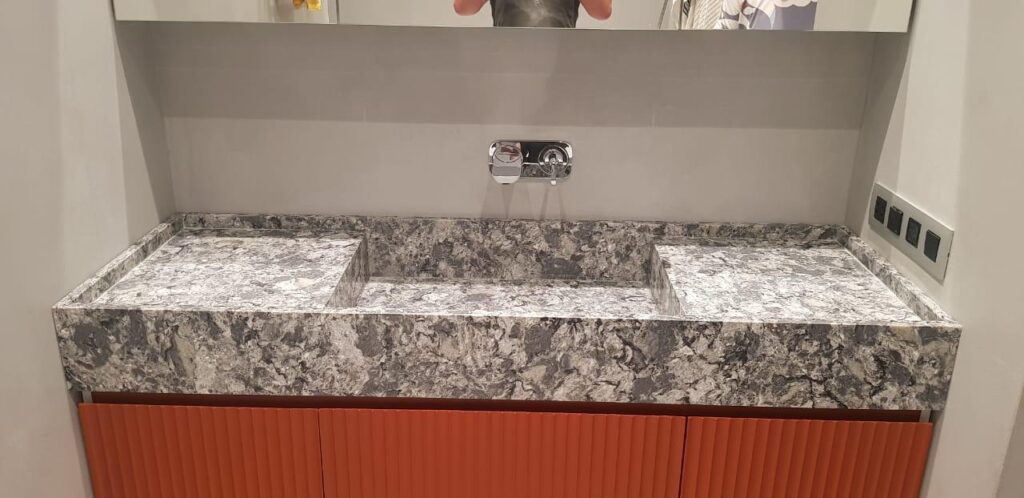 Столешница из кварцевого агломерата и раковина в ванную комнату изготовлено в правила камня