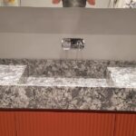 Столешница из кварцевого агломерата и раковина в ванную комнату изготовлено в правила камня