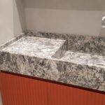 Столешница из кварцевого агломерата и раковина в ванную комнату изготовлено в правила камня