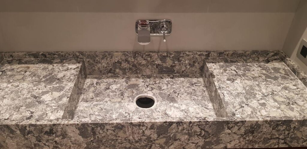 Столешница из кварцевого агломерата и раковина в ванную комнату изготовлено в правила камня