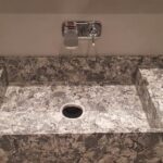 Столешница из кварцевого агломерата и раковина в ванную комнату изготовлено в правила камня