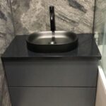 Столешница из искусственного камня для ванной комнаты изготовлено в правила камня