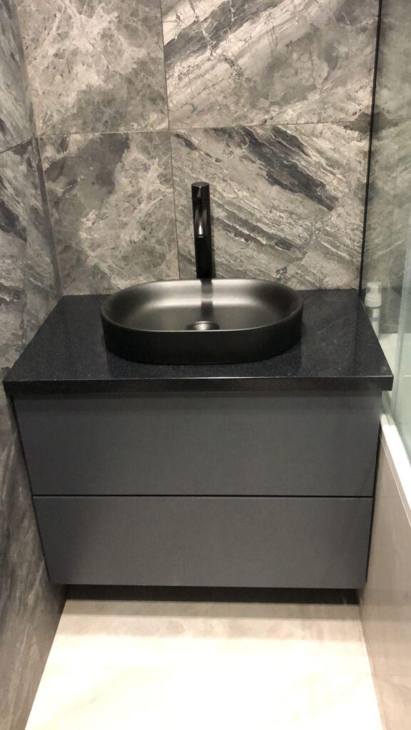 Столешница из искусственного камня для ванной комнаты изготовлено в правила камня