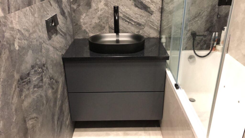 Столешница из искусственного камня для ванной комнаты изготовлено в правила камня