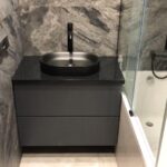 Столешница из искусственного камня для ванной комнаты изготовлено в правила камня