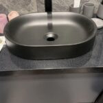 Столешница из искусственного камня для ванной комнаты изготовлено в правила камня