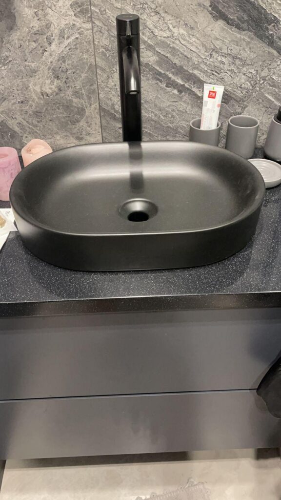 Столешница из искусственного камня для ванной комнаты изготовлено в правила камня