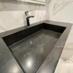 Черная столешница из искусственного камня с литой раковиной для ванной комнаты изготовлено в правила камня