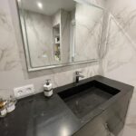 Черная столешница из искусственного камня с литой раковиной для ванной комнаты изготовлено в правила камня