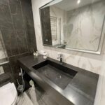 Черная столешница из искусственного камня с литой раковиной для ванной комнаты изготовлено в правила камня