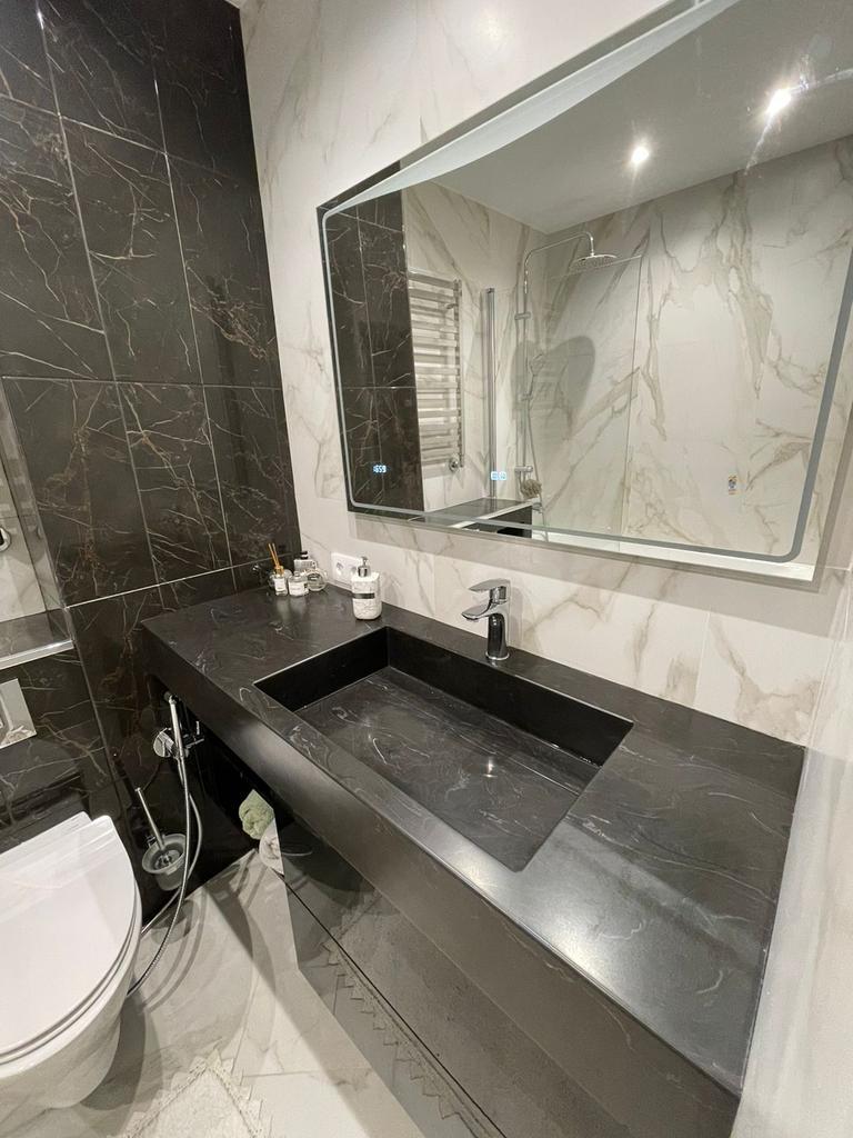 Черная столешница из искусственного камня с литой раковиной для ванной комнаты изготовлено в правила камня