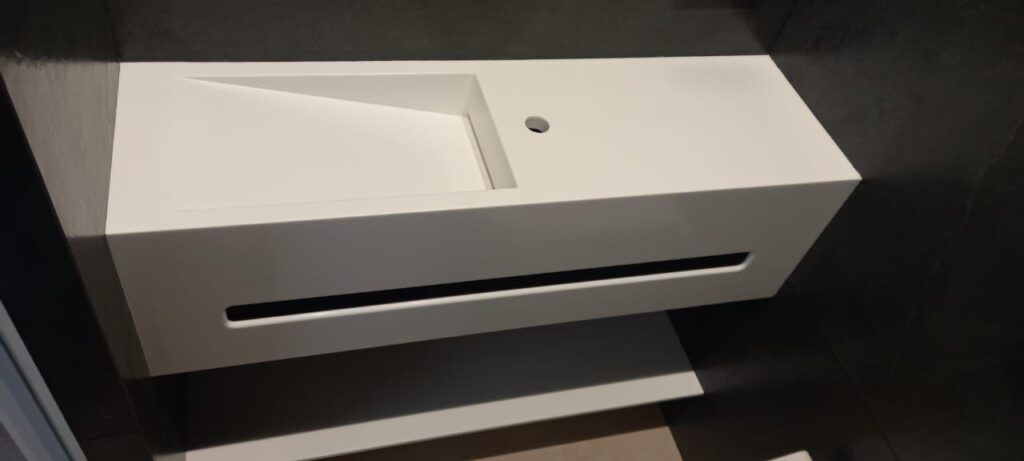 Столешница из искусственного камня с щелевой раковиной для ванной комнаты изготовлено в правила камня