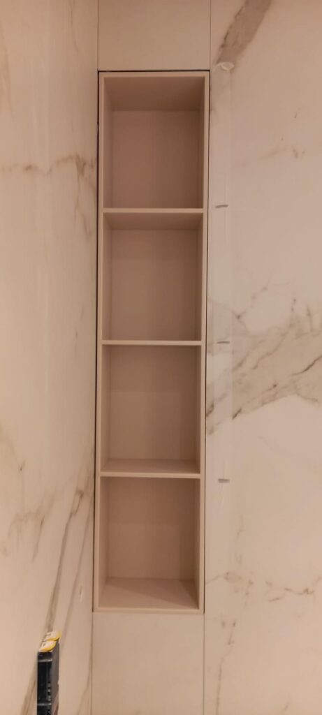 Ниша с полками из искусственного камня для душевой кабины изготовлено в правила камня