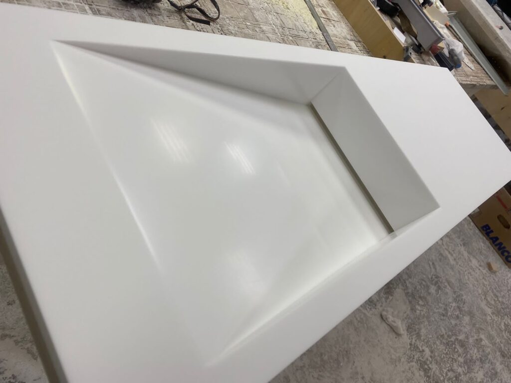 Столешница из искусственного камня с щелевой раковиной для ванной комнаты изготовлено в правила камня