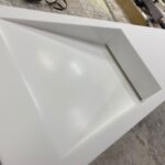 Столешница из искусственного камня с щелевой раковиной для ванной комнаты изготовлено в правила камня