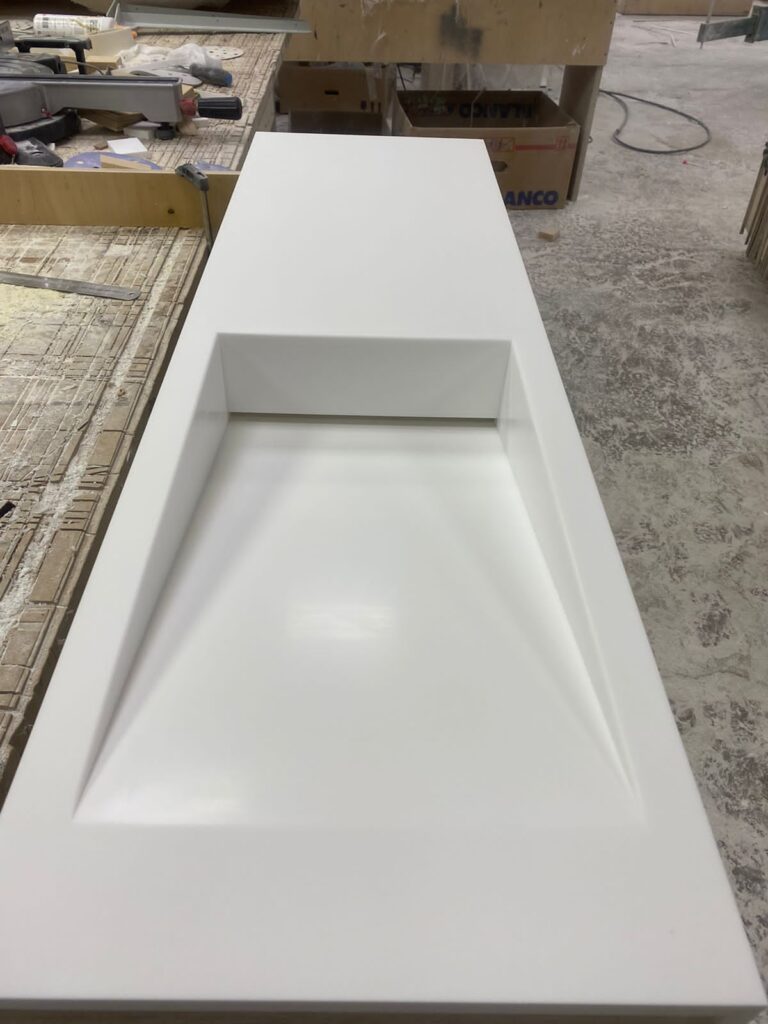 Столешница из искусственного камня с щелевой раковиной для ванной комнаты изготовлено в правила камня