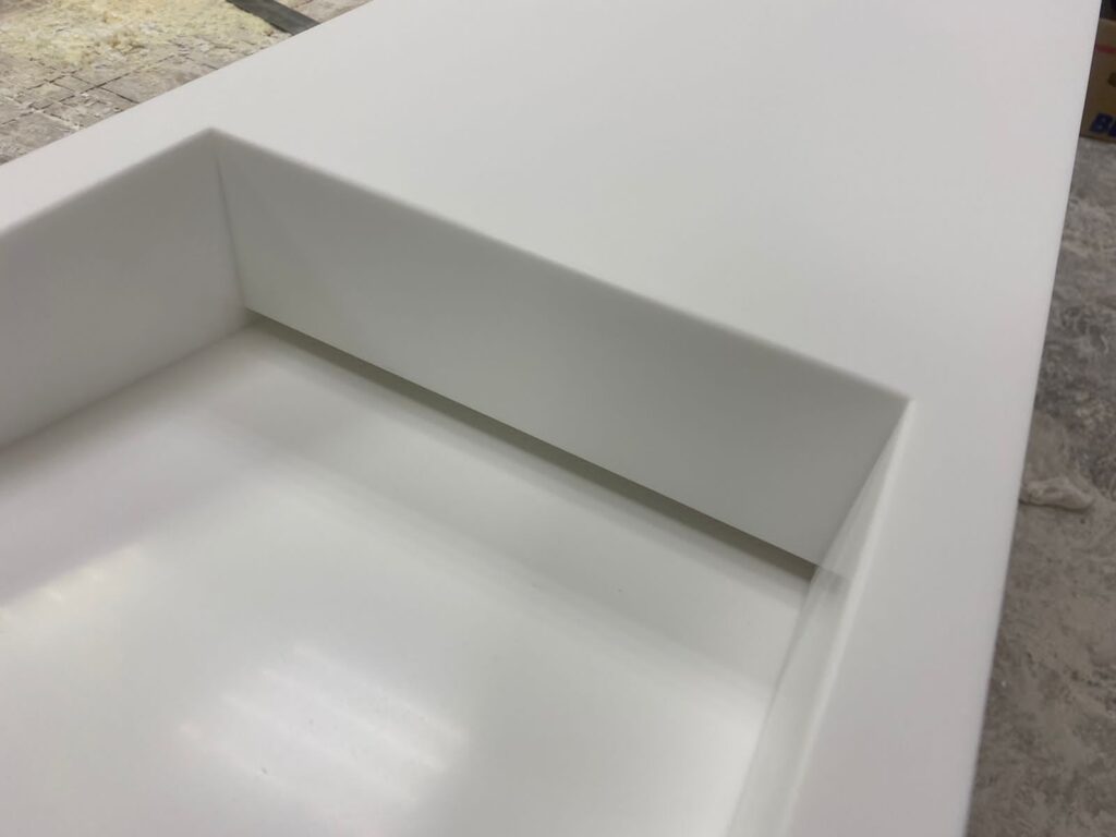 Столешница из искусственного камня с щелевой раковиной для ванной комнаты изготовлено в правила камня