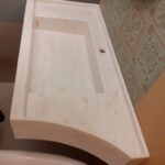 Столешница из искусственного камня по индивидуальному проекту и раковина для ванной комнаты изготовлено в правила камня