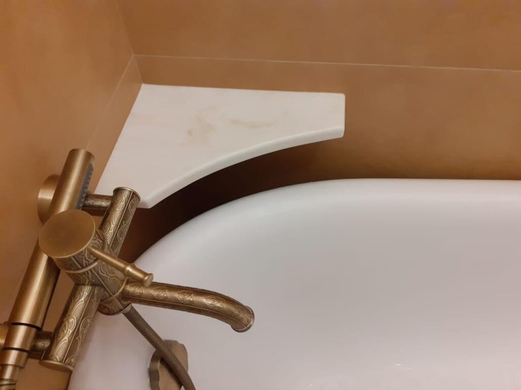 Столешница из искусственного камня по индивидуальному проекту и раковина для ванной комнаты изготовлено в правила камня