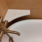 Столешница из искусственного камня по индивидуальному проекту и раковина для ванной комнаты изготовлено в правила камня