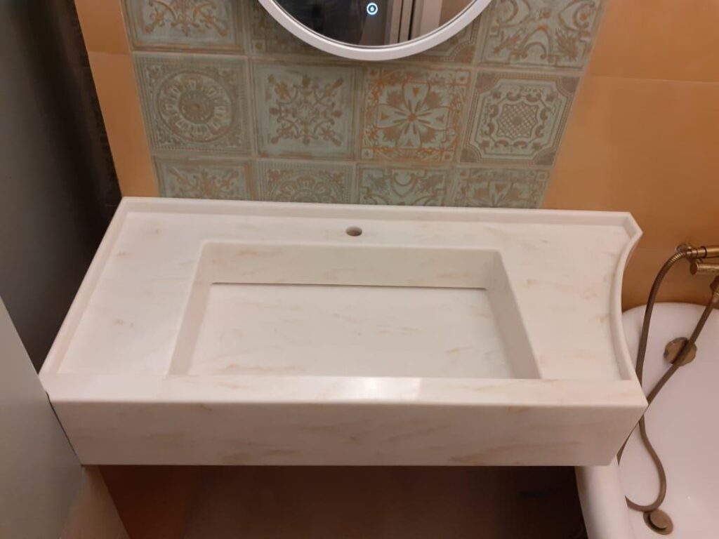 Столешница из искусственного камня по индивидуальному проекту и раковина для ванной комнаты изготовлено в правила камня