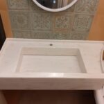 Столешница из искусственного камня по индивидуальному проекту и раковина для ванной комнаты изготовлено в правила камня