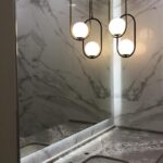 Столешница из кварцевого агломерата в ванную комнату изготовлено в правила камня