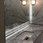 Столешница из кварцевого агломерата в ванную комнату изготовлено в правила камня