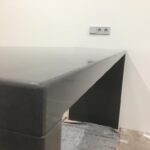 Барная стойка из кварцевого агломерата для кухни изготовлено в правила камня