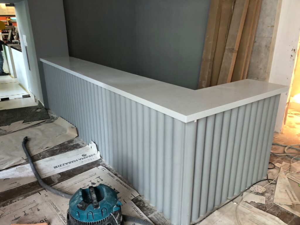 Столешница из искусственного камня на ресепшн изготовлено в правила камня