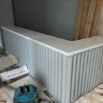 Столешница из искусственного камня на ресепшн изготовлено в правила камня