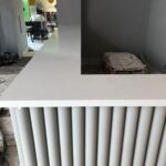 Столешница из искусственного камня на ресепшн изготовлено в правила камня