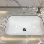 Столешница из кварцевого агломерата в ванную комнату изготовлено в правила камня