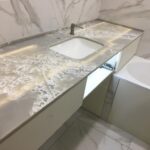 Столешница из кварцевого агломерата в ванную комнату изготовлено в правила камня