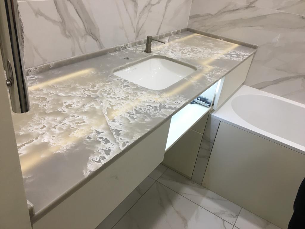 Столешница из кварцевого агломерата в ванную комнату изготовлено в правила камня