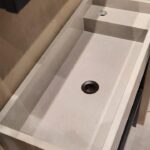 Столешница из кварцевого агломерата и раковина в ванную комнату изготовлено в правила камня